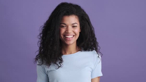 Uma Mulher Africana Sorridente Uma Camiseta Mostrando Gesto Força Olhando — Vídeo de Stock