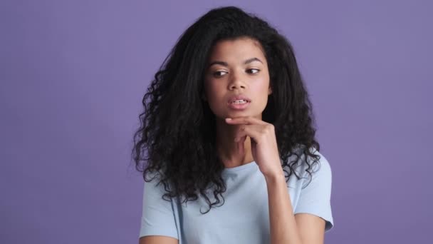 Una Mujer Africana Una Camiseta Pensando Algo Teniendo Una Idea — Vídeo de stock