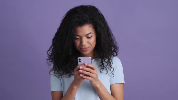 Eine Lächelnde Afrikanische Frau Mit Lockigem Haar Shirt Denkt Telefon — Stockvideo