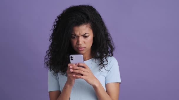 Una Mujer Africana Desagradablemente Sorprendida Una Camiseta Mirando Teléfono Diciendo — Vídeos de Stock