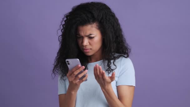 Een Ontevreden Afrikaanse Vrouw Een Shirt Die Wat Zegt Een — Stockvideo