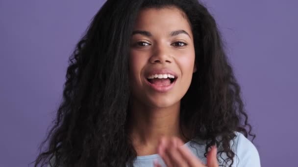 Uma Visão Perto Uma Mulher Africana Positiva Uma Camiseta Enviando — Vídeo de Stock