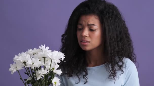 Une Femme Africaine Triste Est Allergique Aux Fleurs Debout Dans — Video