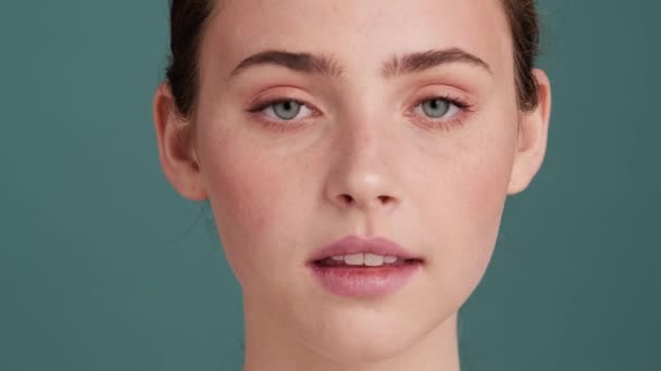 Közelkép Egy Gyönyörű Nőről Amint Megérinti Arcát Miközben Pózol Szürke — Stock videók