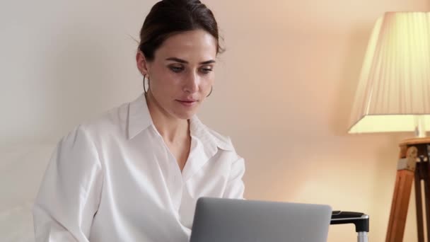 Uma Mulher Negócios Focada Vestindo Camisa Está Usando Seu Laptop — Vídeo de Stock