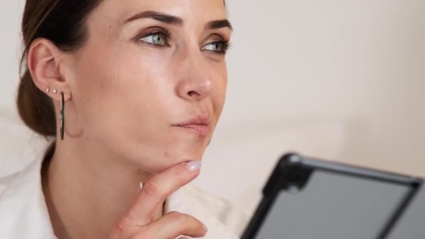 Kobieta Myśląca Biznesie Używa Tabletu Apartamentach — Wideo stockowe