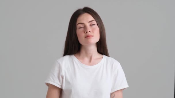 Una Mujer Soñadora Con Una Camiseta Básica Está Pensando Algo — Vídeos de Stock