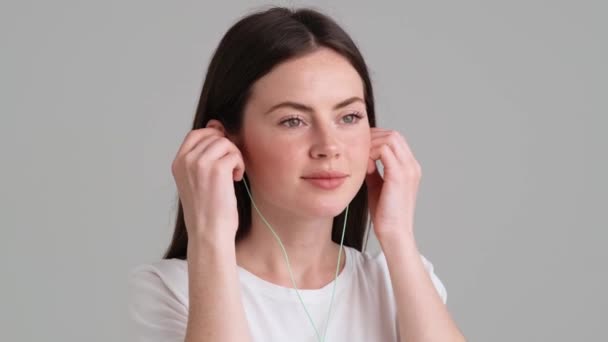 Une Femme Positive Portant Shirt Basique Met Écart Des Écouteurs — Video