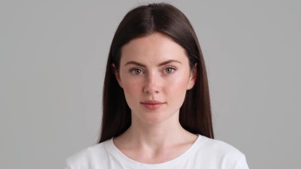 Eine Lächelnde Frau Einfachen Shirt Steht Isoliert Vor Grauem Hintergrund — Stockvideo