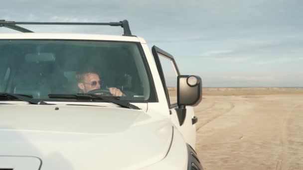 Hombre Disgustado Está Saliendo Coche Mientras Rompe — Vídeos de Stock