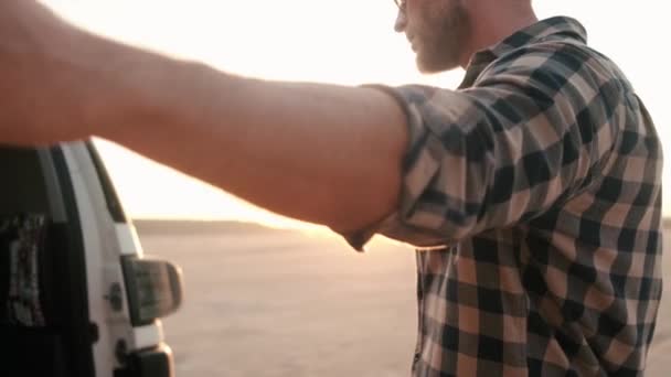 Stilig Man Öppnar Bilkoffert Sin Jeep När Han Reser Naturen — Stockvideo