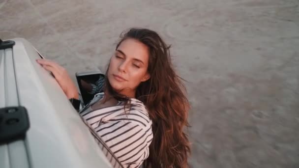 Seorang Wanita Menawan Adalah Melihat Luar Jendela Mobil — Stok Video