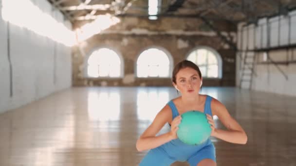 Μια Όμορφη Γυναίκα Φορώντας Ακουστικά Κάνει Αθλητικές Ασκήσεις Στο Γυμναστήριο — Αρχείο Βίντεο
