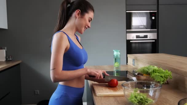 Una Mujer Guapa Usando Traje Deportivo Está Haciendo Una Ensalada — Vídeos de Stock