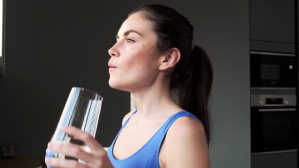 Una Donna Attraente Sta Bevendo Bicchiere Acqua Fresca Piedi Cucina — Video Stock