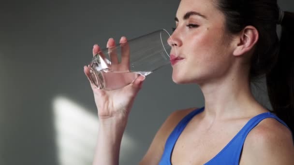 Nöjd Kvinna Dricker Ett Glas Färskvatten Stående Köket Hemma — Stockvideo