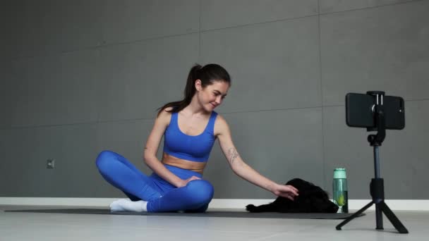 Gülümseyen Bir Sporcu Kadın Evde Yoga Minderinde Köpeğini Okşarken Bir — Stok video