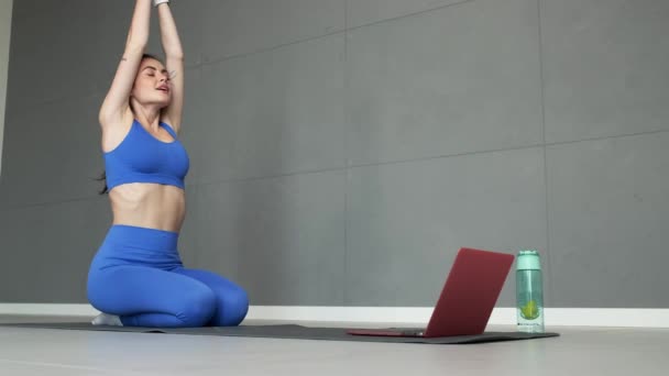 Nöjd Idrottskvinna Gör Övningar Sittande Yogamattan Med Sin Hund Hemma — Stockvideo