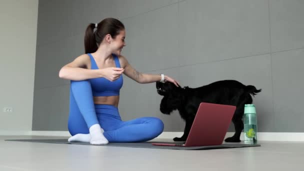 Güzel Bir Sporcu Kadın Evinde Köpeğiyle Yoga Minderinde Oturup Video — Stok video
