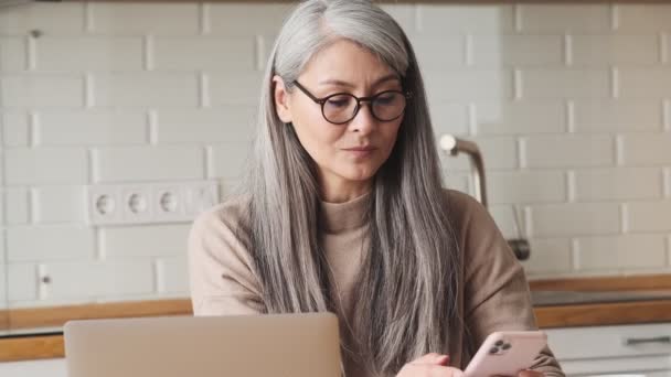 Une Femme Âgée Séduisante Utilisant Son Ordinateur Portable Son Smartphone — Video