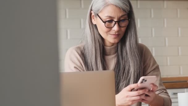 Guckender Blick Auf Eine Attraktive Ältere Frau Mit Laptop Und — Stockvideo