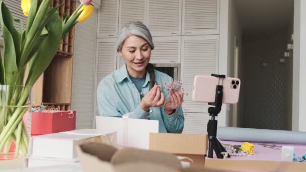 Een Mooie Oudere Blogger Vrouw Presenteert Een Handgemaakte Sieraden Tijdens — Stockvideo