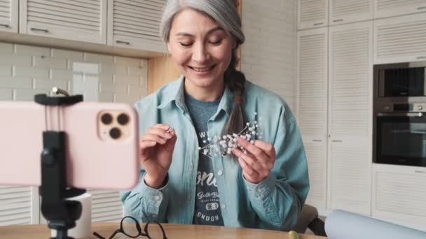 Una Blogger Anciana Sonriente Está Hablando Presentando Una Joyería Hecha — Vídeos de Stock