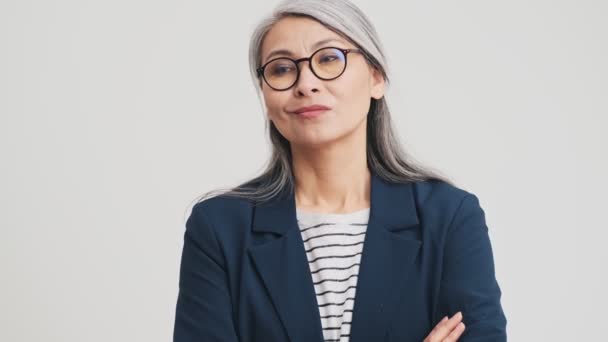 Una Donna Affari Anziana Pensante Scontenta Sta Guardando Telecamera Mentre — Video Stock