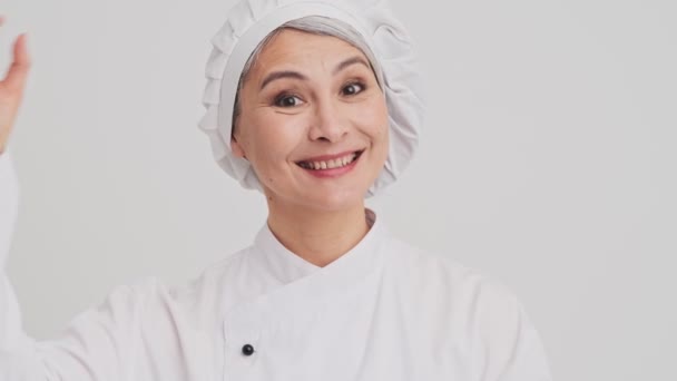 Μια Ευχαριστημένη Μαγείρισσα Δείχνει Ωραία Χειρονομία Στην Κάμερα Που Στέκεται — Αρχείο Βίντεο