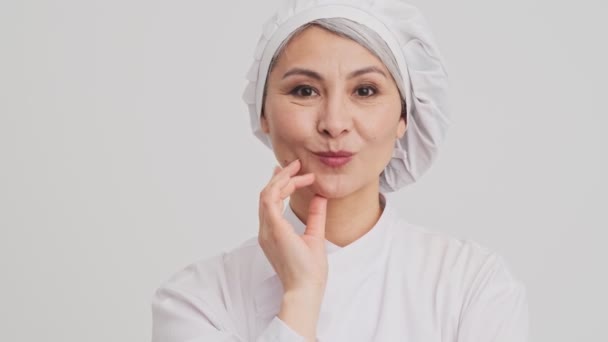 Positive Senior Woman Cook Thinking Something Raised Her Finger Standing — Stock Video