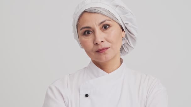 Une Cuisinière Âgée Fatiguée Regarde Caméra Isolée Dessus Mur Gris — Video