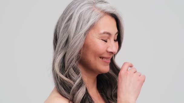 Uma Mulher Mais Velha Feliz Está Rindo Isolado Sobre Parede — Vídeo de Stock