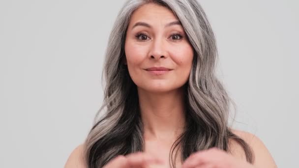 Šťastná Starší Žena Dělá Ceduli Dzen Stojí Izolovaně Přes Šedou — Stock video