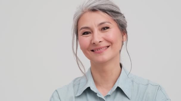 나이든 사업가 스튜디오에서 고립된 시청자의 이야기를 있습니다 — 비디오