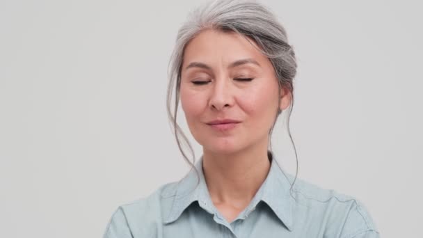 Una Vista Cerca Una Anciana Empresaria Sonriente Está Haciendo Gesto — Vídeos de Stock