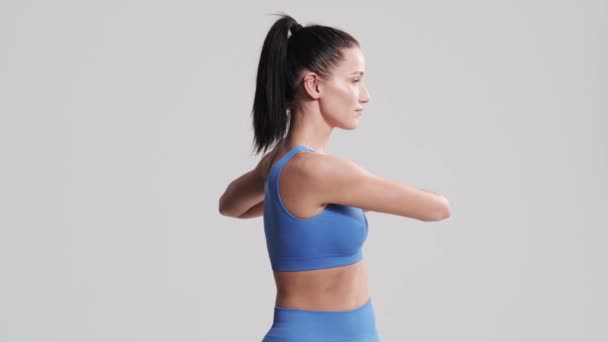 Une Femme Séduisante Fait Des Exercices Échauffement Debout Isolé Dessus — Video