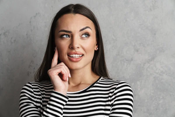 Närbild Attraktiv Ung Pensiv Brunett Kvinna Isolerad Över Grå Bakgrund — Stockfoto