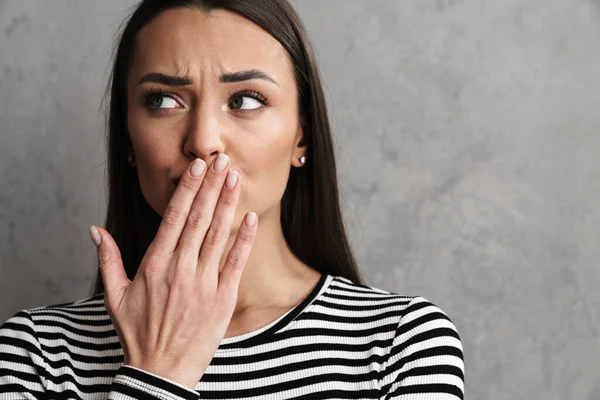 Vacker Chockad Ung Kvinna Täcker Sitt Ansikte Med Handen Isolerad — Stockfoto