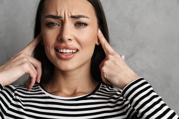 Primer Plano Una Joven Atractiva Mujer Sonriente Bloqueándose Las Orejas — Foto de Stock