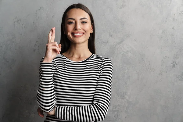 Ευτυχισμένος Ενθουσιασμένος Νεαρή Γυναίκα Κρατώντας Δάχτυλα Σταυρωμένα Για Καλή Τύχη — Φωτογραφία Αρχείου