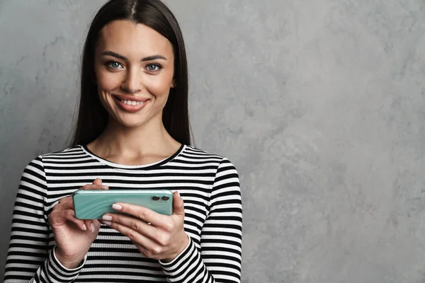 Retrato Uma Mulher Casual Sorridente Segurando Smartphone Sobre Fundo Azul — Fotografia de Stock