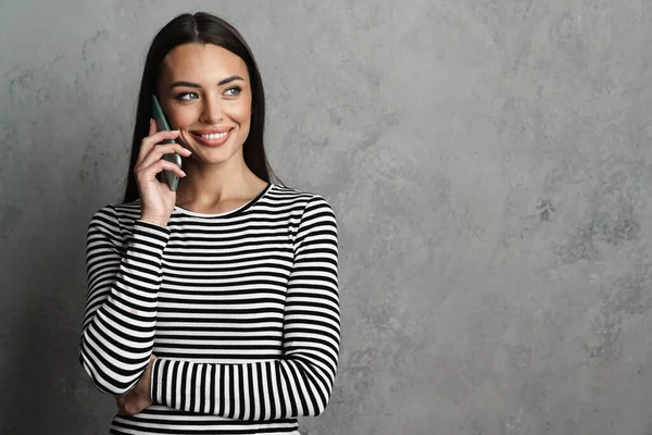 Retrato Uma Mulher Casual Atraente Sorrindo Usando Smartphone Sobre Fundo — Fotografia de Stock