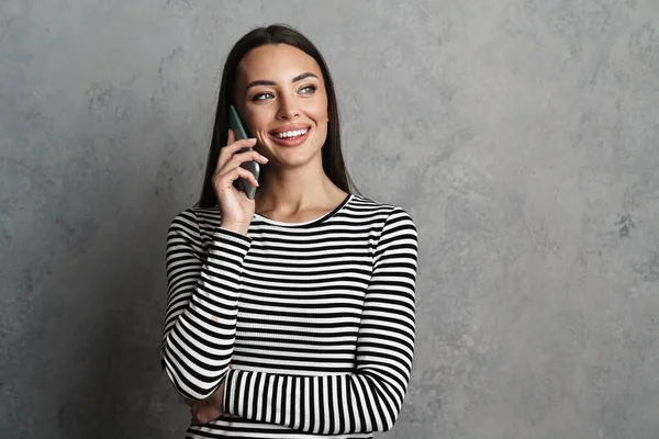 Retrato Una Mujer Casual Atractiva Sonriente Usando Teléfono Inteligente Sobre — Foto de Stock