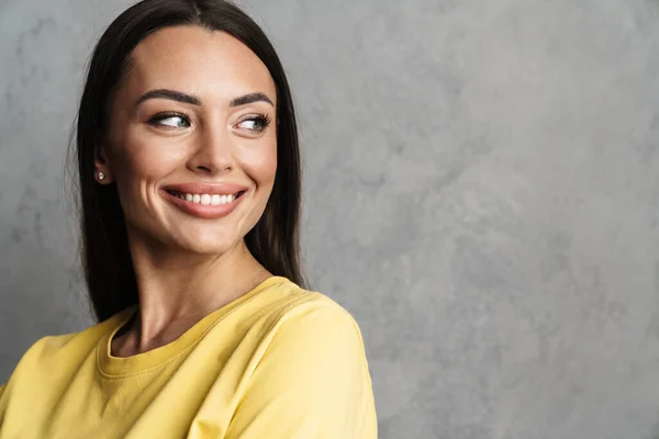 Primer Plano Una Hermosa Joven Morena Sonriente Con Pelo Largo —  Fotos de Stock