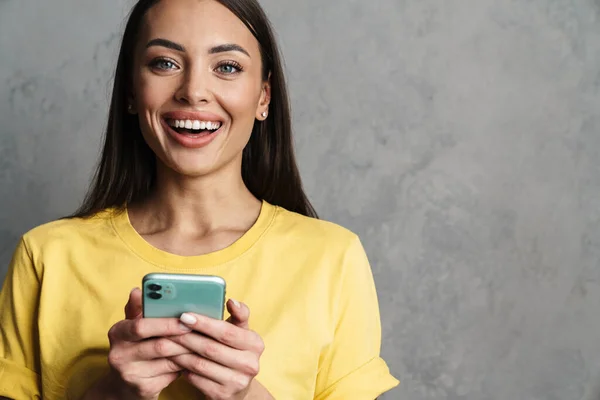 Gelukkig Vrolijke Vrouw Met Behulp Van Mobiele Telefoon Geïsoleerd Grijze — Stockfoto