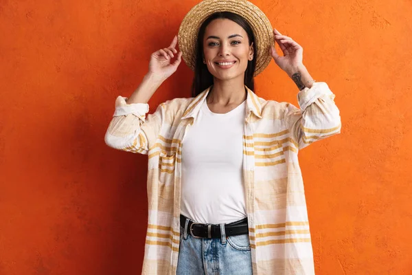 Sonriente Hermosa Joven Sombrero Playa Posando Aislado Sobre Fondo —  Fotos de Stock