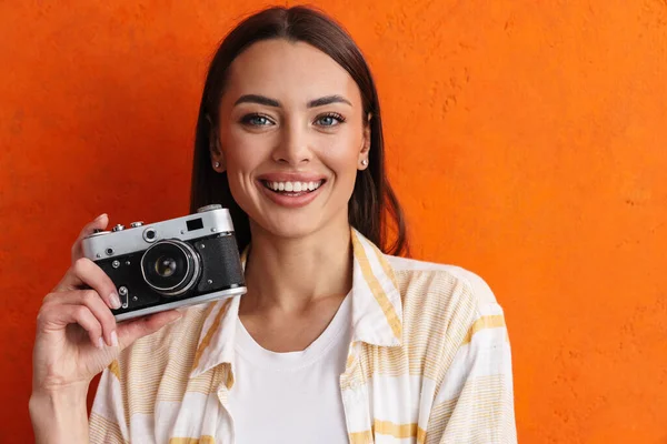Gelukkig Vrolijke Vrouw Holding Foto Camera Geïsoleerd Grijs Achtergrond — Stockfoto