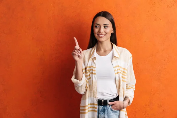 Sonriente Hermosa Mujer Joven Que Presenta Espacio Copia Aislado Sobre —  Fotos de Stock