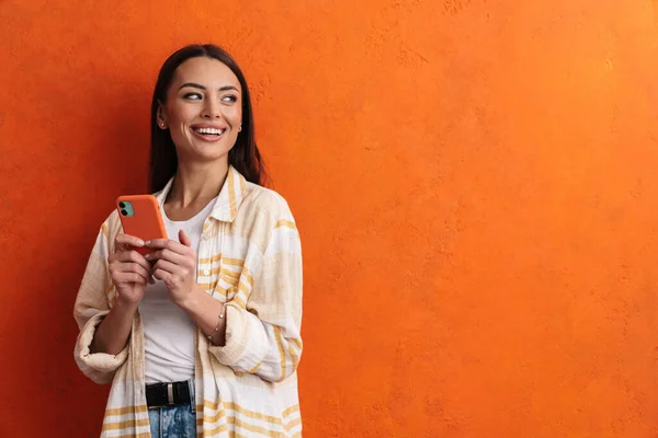 Retrato Uma Mulher Casual Atraente Sorrindo Usando Smartphone Sobre Fundo — Fotografia de Stock
