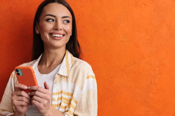 Retrato Uma Mulher Casual Atraente Sorrindo Usando Smartphone Sobre Fundo — Fotografia de Stock